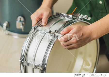 ドラムセットを組み立てる男性 101399405