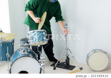 ドラムセットを組み立てる男性 101399410