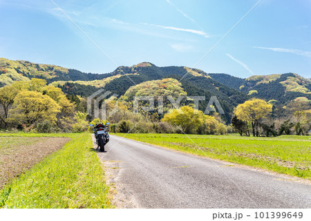 春のバイクツーリング 山の木々が萌える里山と青空　a-1 101399649