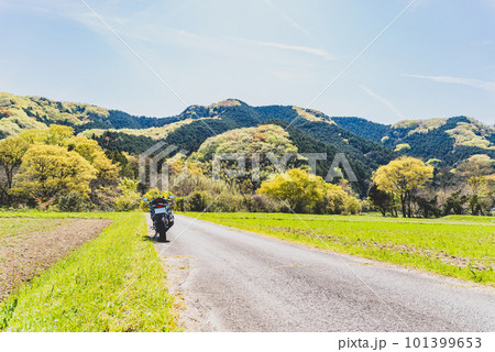 春のバイクツーリング 山の木々が萌える里山と青空　a-4 マット感 101399653