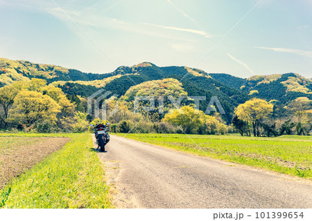 春のバイクツーリング 山の木々が萌える里山と青空　a-5 暖色寒色強調 101399654