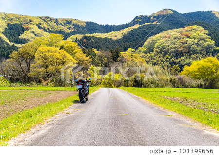 春のバイクツーリング 山の木々が萌える里山と青空 b-2 ビビッド 春のバイクツーリング 山の木々が萌える里山と青空 b-2 ビビッド 101399656