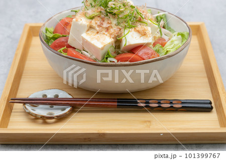 豆腐サラダ　和食器に盛り付けられた生野菜サラダ 101399767