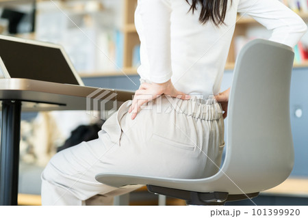 腰が痛い女性　腰痛の女性　女性、OL、キャリアウーマン 101399920