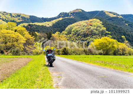 春のバイクツーリング 山の木々が萌える里山と青空　c-2 ビビッド 101399925