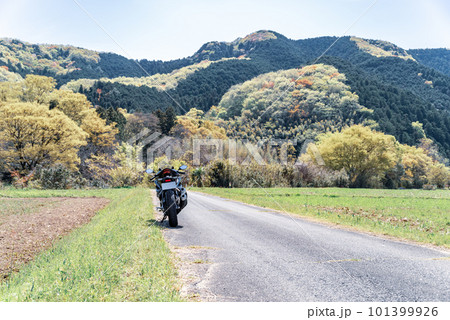 春のバイクツーリング 山の木々が萌える里山と青空　c-2 クールライトカラー 101399926