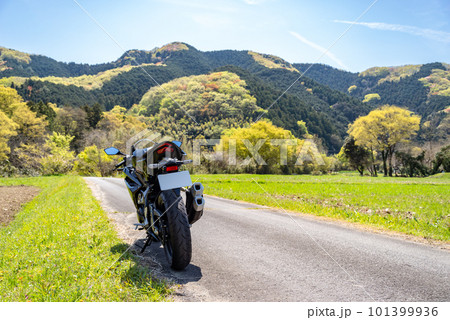 春のバイクツーリング 山の木々が萌える里山と青空　e-1 101399936