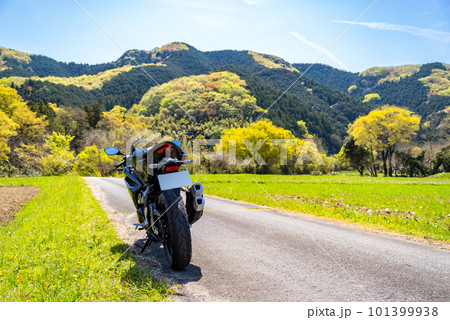 春のバイクツーリング 山の木々が萌える里山と青空 e-2 ビビッド 春のバイクツーリング 山の木々が萌える里山と青空 e-2 ビビッド 101399938
