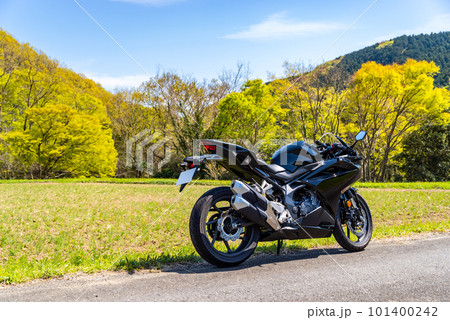 春のバイクツーリング 山の木々が萌える里山と青空 g-2 ビビッド 春のバイクツーリング 山の木々が萌える里山と青空 g-2 ビビッド 101400242