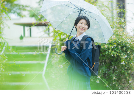 傘をさす女子高生 101400558