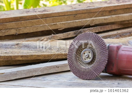 Electric sandpaper tool on wooden table Electric sandpaper tool on wooden table 101401362