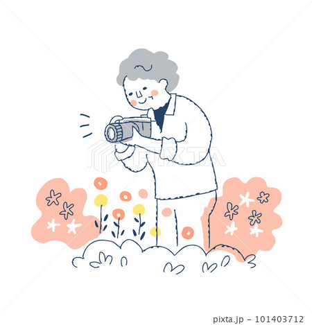 庭の花を撮影するシニア女性 101403712