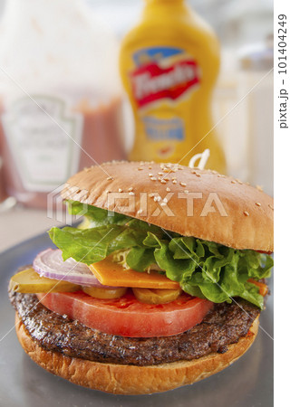 ボリューム満点の美味しそうなハンバーガー 101404249