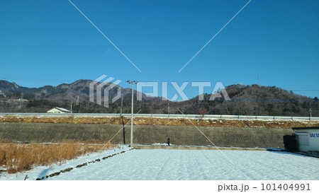 田んぼに積もった雪 田んぼに積もった雪 101404991