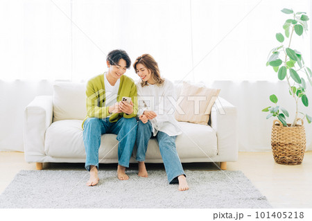 一緒にスマホを見る若い夫婦(カップル) 一緒にスマホを見る若い夫婦(カップル) 101405218