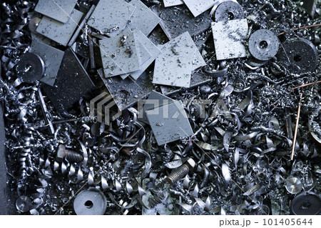 製造業、鉄鋼業、工場などのグラフィック背景として使いやすい鉄くずのパーツ 101405644