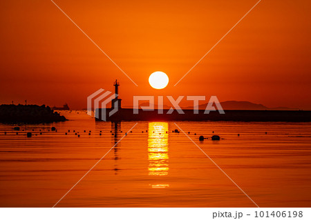 海に沈む夕日 海に沈む夕日 101406198