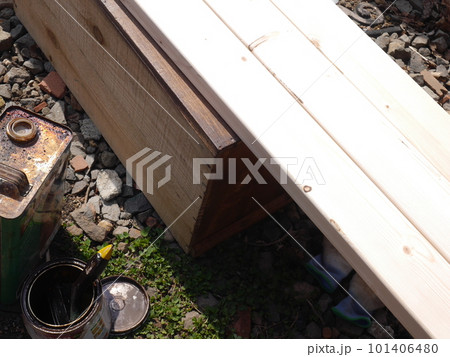 塗料を塗る前の白い材木 101406480