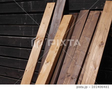 塗料が塗られた材木 101406481