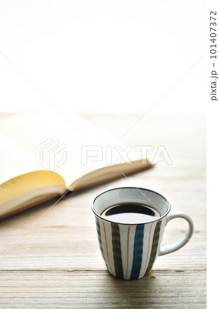 ライフスタイル　イメージ　本とコーヒー 101407372