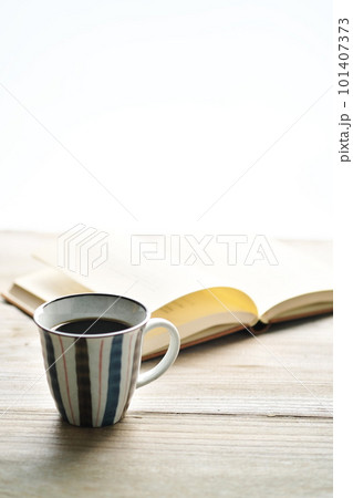 ライフスタイル イメージ 本とコーヒー ライフスタイル イメージ 本とコーヒー 101407373