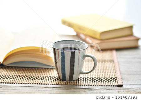 ライフスタイル イメージ 本とコーヒー ライフスタイル イメージ 本とコーヒー 101407393