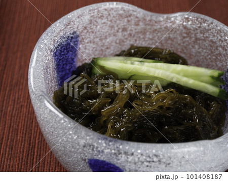 沖縄特産「もずく」と「琉球ガラス」 101408187
