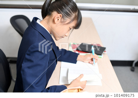 授業中に勉強をする女子学生 101409175