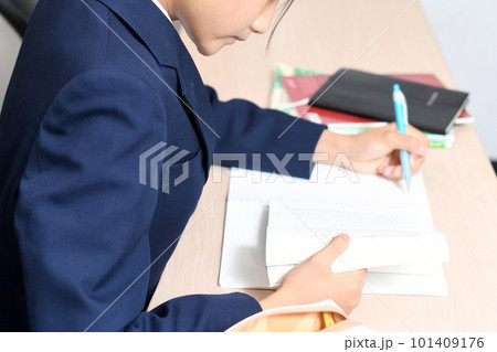授業中に勉強をする女子学生 101409176