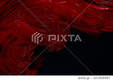 黒背景に赤い絵の具 101409465