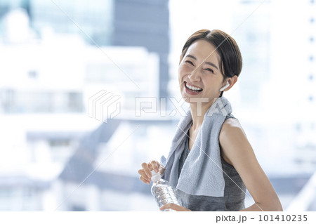 トレーニングの後休憩する女性 水分補給 ワークアウト トレーニングの後休憩する女性 水分補給 ワークアウト 101410235