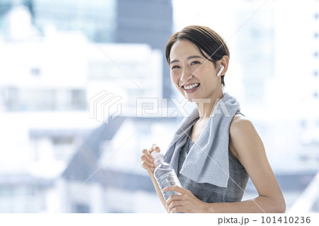トレーニングの後休憩する女性 水分補給 ワークアウト トレーニングの後休憩する女性 水分補給 ワークアウト 101410236