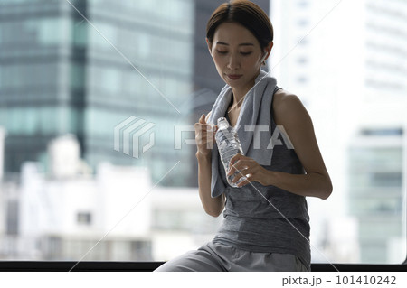 トレーニングの後休憩する女性　水分補給　ワークアウト 101410242