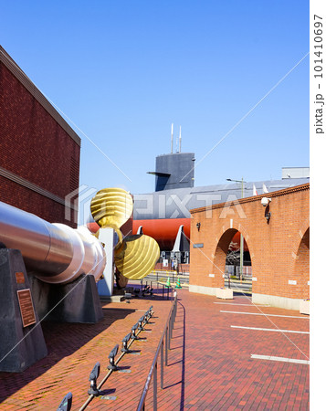 晴れ渡った大和波止場から「てつのくじら」こと潜水艦あきしお 101410697