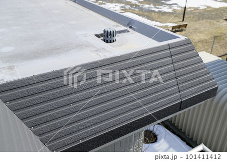 塗装する前の庇（住宅リフォームのビフォーアフター） 101411412