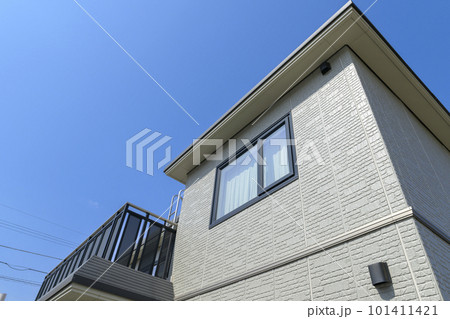 外壁塗装する前の住宅の壁(住宅リフォームのビフォーアフター) 外壁塗装する前の住宅の壁(住宅リフォームのビフォーアフター) 101411421