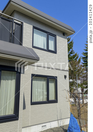 外壁塗装する前の住宅の壁（住宅リフォームのビフォーアフター） 101411429