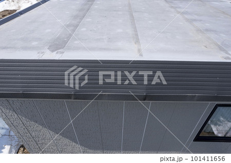 雪庇雪害でへこんだ庇の様子を空撮（住宅リフォームのビフォーアフター） 101411656