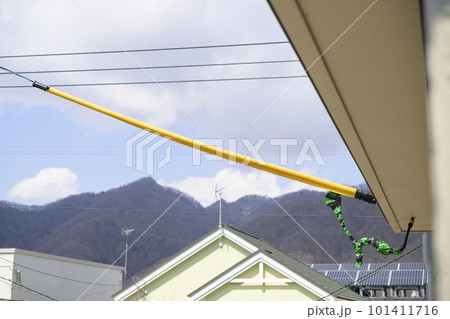 電線につけられた防護管(住宅リフォーム工事の準備) 電線につけられた防護管(住宅リフォーム工事の準備) 101411716