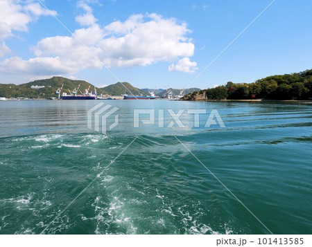 広島県百島付近　　瀬戸内海と福山市の造船所 101413585