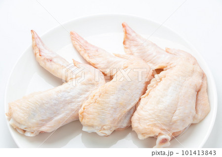 鶏肉(手羽先)。(白バック) 鶏肉(手羽先)。(白バック) 101413843