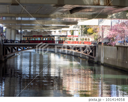 あかいくつバスが2台連なる珍しい光景 あかいくつバスが2台連なる珍しい光景 101414058