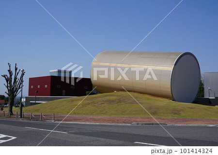 岡山県奈義町現代美術館と奈義町立図書館 岡山県奈義町現代美術館と奈義町立図書館 101414324