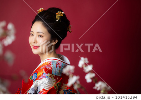 赤い振袖の女性　新日本髪アレンジ 101415294