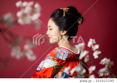 赤い振袖の女性　新日本髪アレンジ 101415295