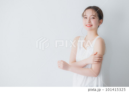 若い女性のビューティーイメージ　 101415325
