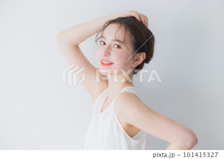 若い女性のビューティーイメージ　 101415327