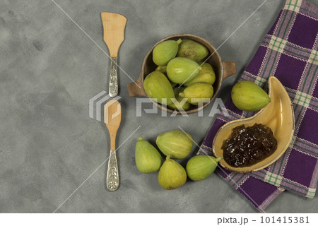 Fresh figs with ingredients on the table. 101415381