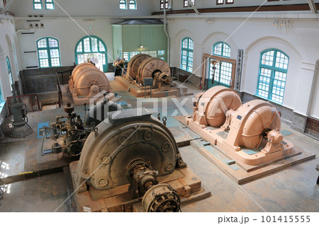 別子銅山の産業遺産「旧端出場水力発電所」眺望エリアからタービン室を見る 101415555