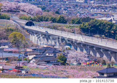 （山梨県）桃源郷の実験線路を走るリニアモーターカー 101415730